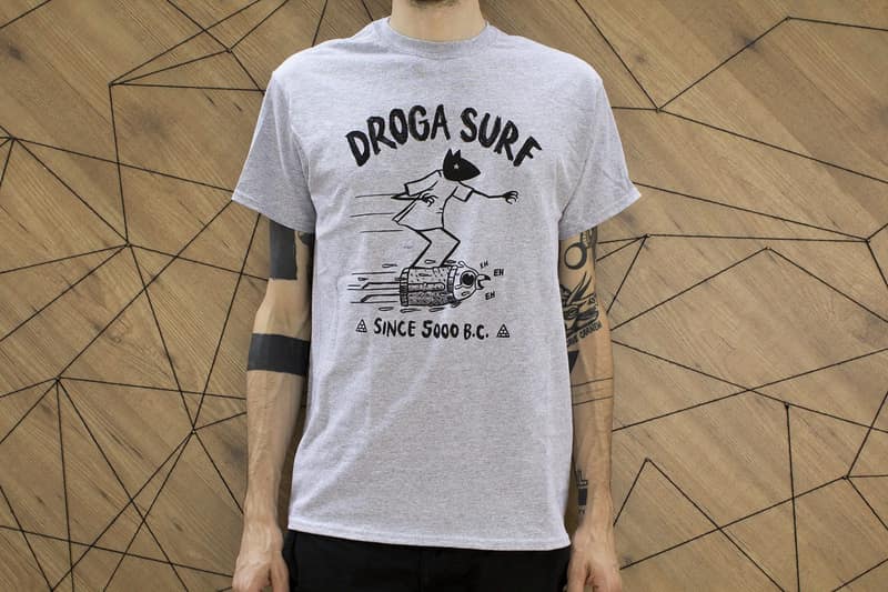Anubi di Angelini & Taddei — maglia serigrafata a un colore, arte indossabile in cotone stampata a mano a Bergamo da Corpoceleste
