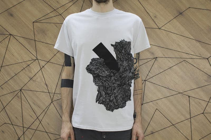 Mamuthones e Issohadores di 108 — maglia serigrafata d'artista Corpoceleste, cotone stampato a mano a Bergamo (esaurita)