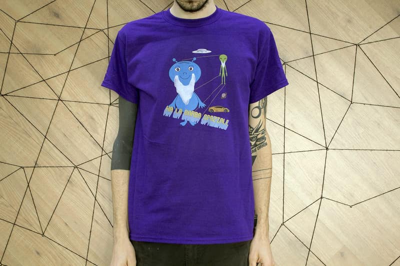 Ha la barba spaziale di Dr. Pira — maglia viola serigrafata a un colore, arte indossabile da fumetto stampata a mano a Bergamo