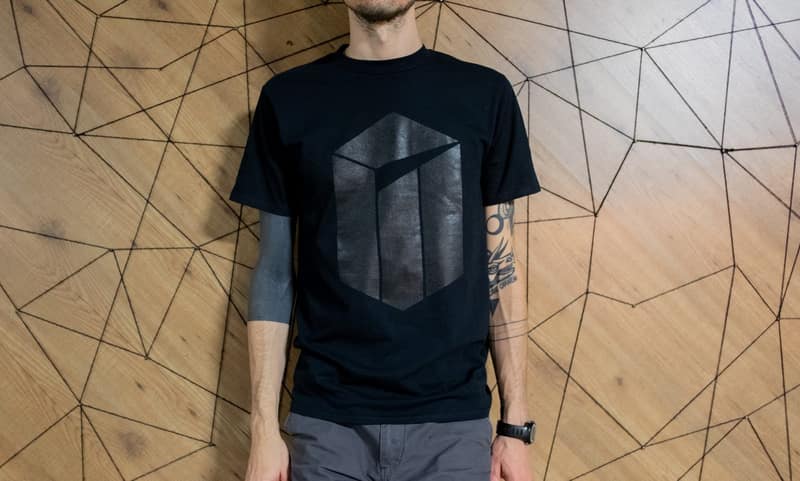 Maglia Daniele De Batté — serigrafia artistica a un colore su cotone, edizione Corpoceleste stampata a mano a Bergamo