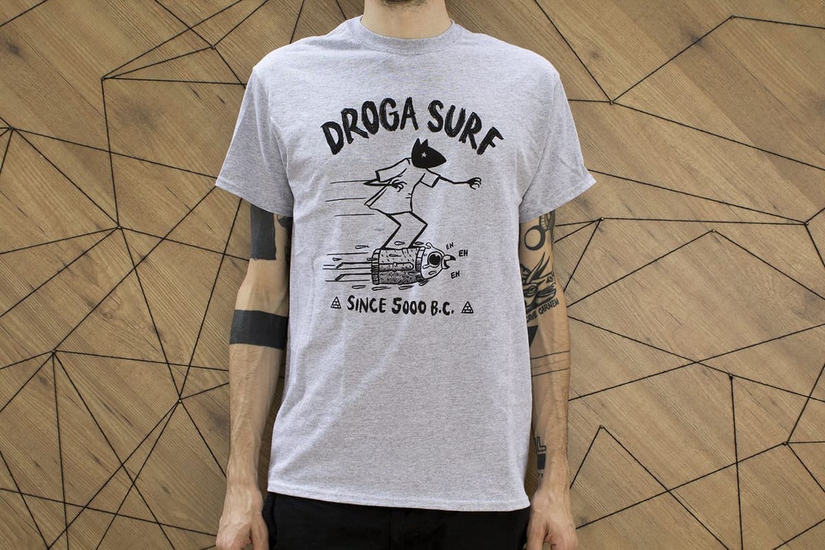 Anubi di Angelini & Taddei — maglia serigrafata a un colore, arte indossabile in cotone stampata a mano a Bergamo da Corpoceleste
