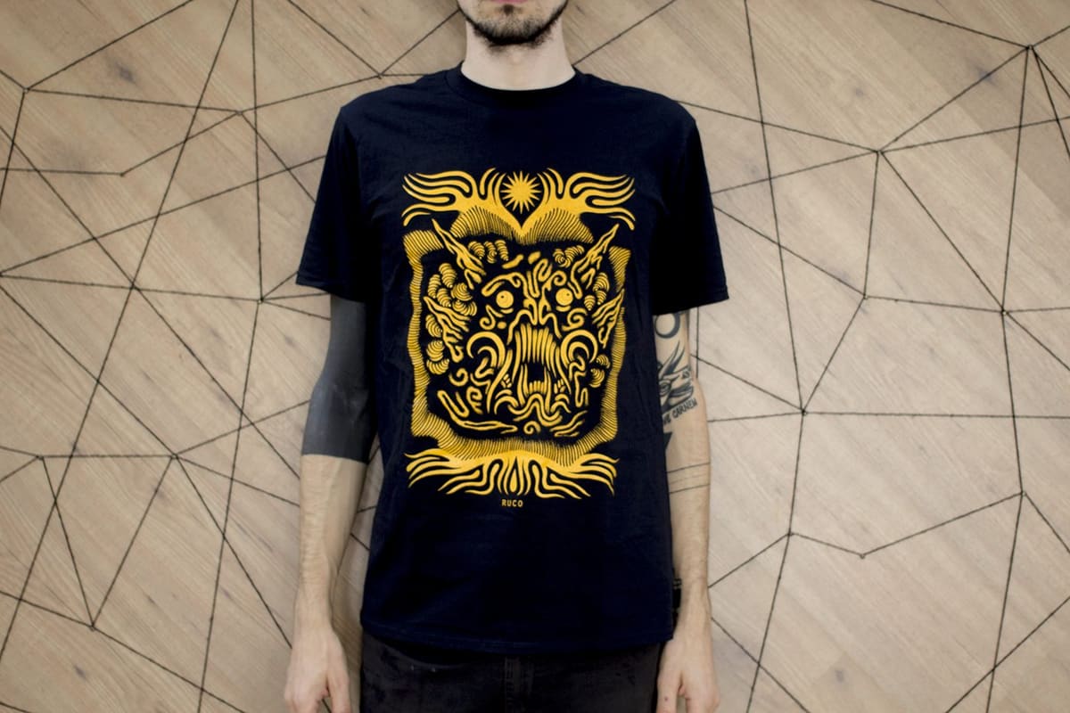 Maglia Ruco — serigrafia artistica a un colore su cotone, arte indossabile stampata a mano a Bergamo da Corpoceleste