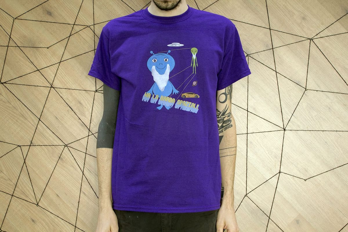 Ha la barba spaziale di Dr. Pira — maglia viola serigrafata a un colore, arte indossabile da fumetto stampata a mano a Bergamo