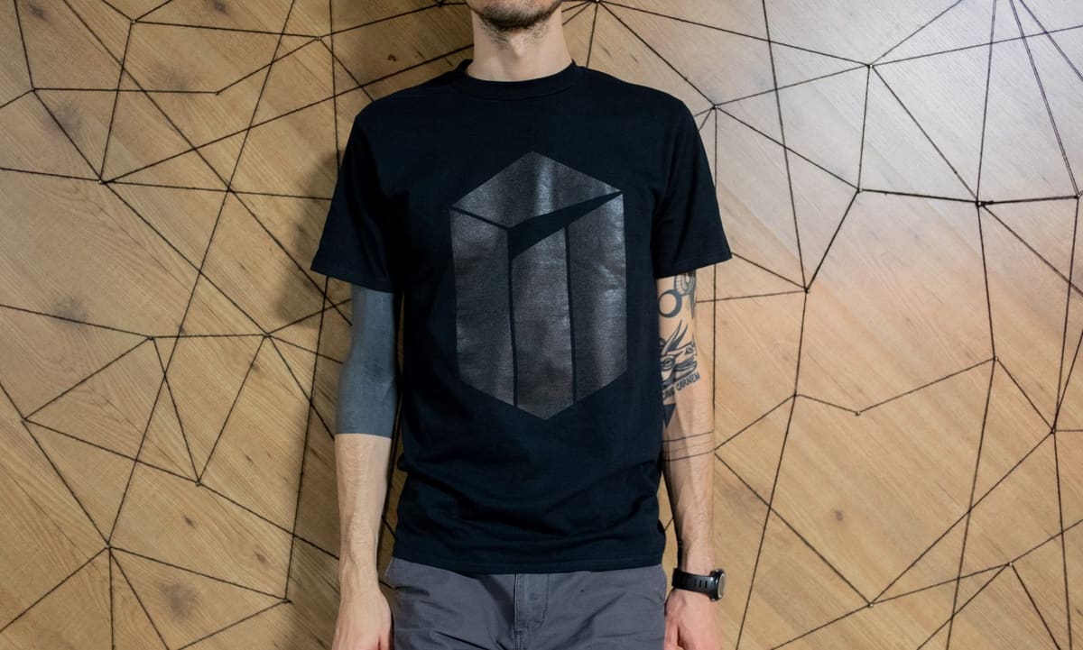 Maglia Daniele De Batté — serigrafia artistica a un colore su cotone, edizione Corpoceleste stampata a mano a Bergamo